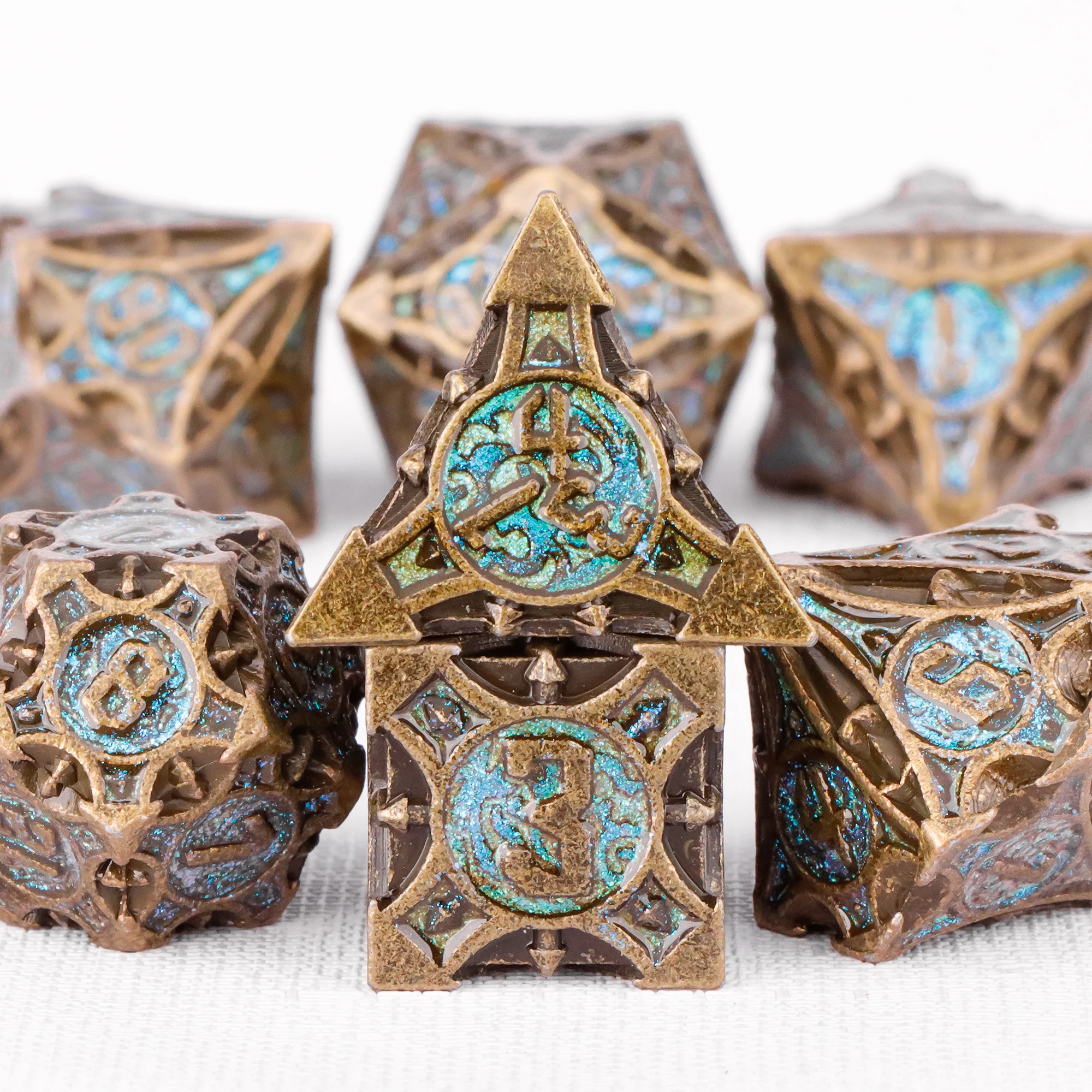 مجموعة نرد معدنية ثقيلة D & D النرد للزنزانات والتنينات D & D مجموعة نرد متعدد السطوح للعب الأدوار لعبة النرد هدية الكريسماس
