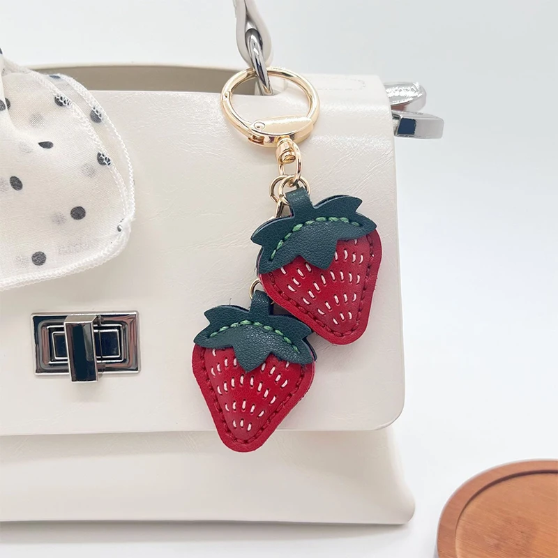 رائعة الراقية حقيبة الفراولة المعلقات عالية الجودة الجلود المفاتيح المعلقات الإبداعية مزدوجة الفراولة مخيط يدويا الهدايا