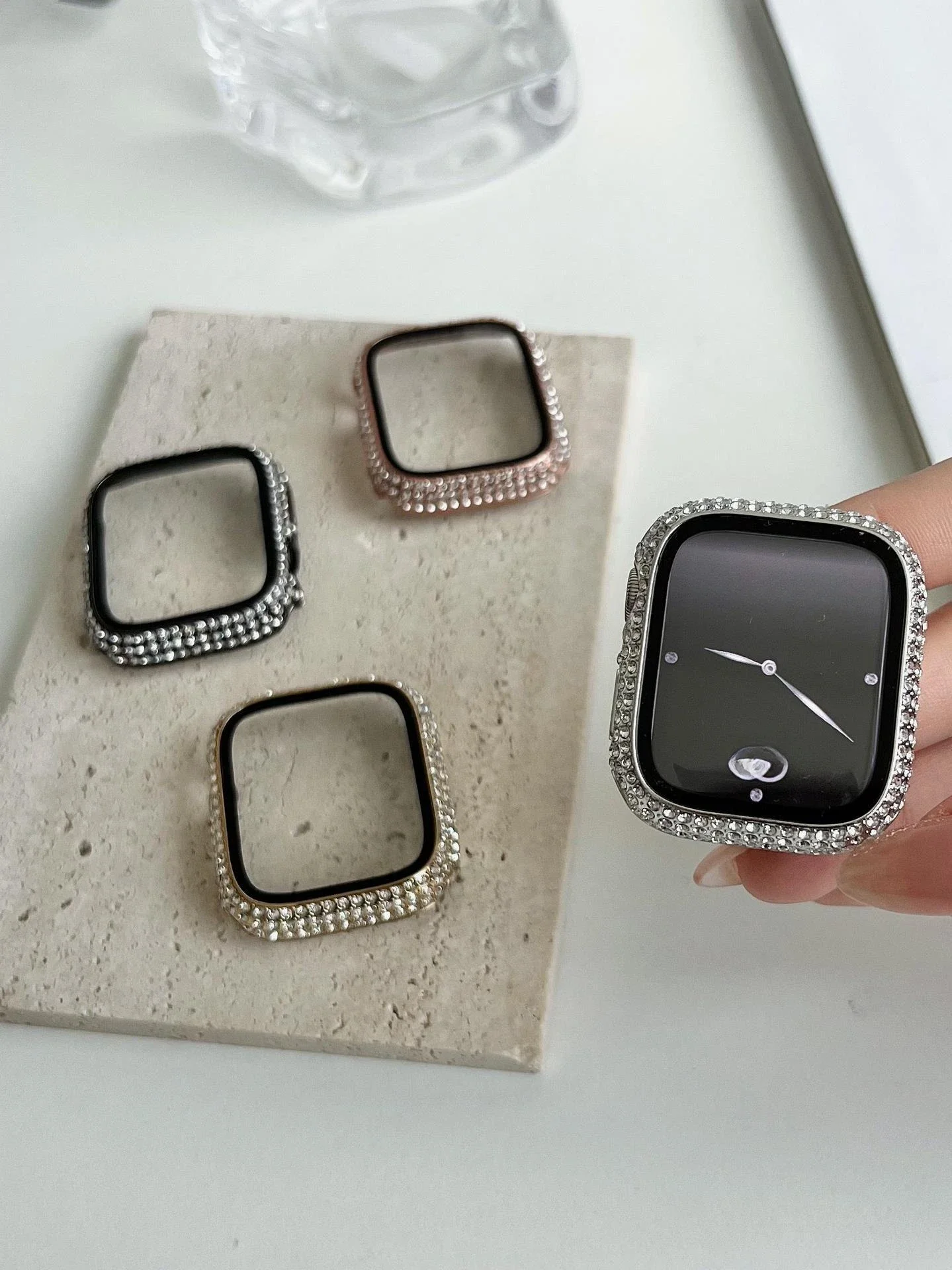 حجر الراين ديكور الزجاج المقسى حامي الشاشة حافظة ساعة لساعة أبل 38/40/41/42/44/45/46 مللي متر ، سلسلة SE/10/9/8/7/6/5/4/3/2