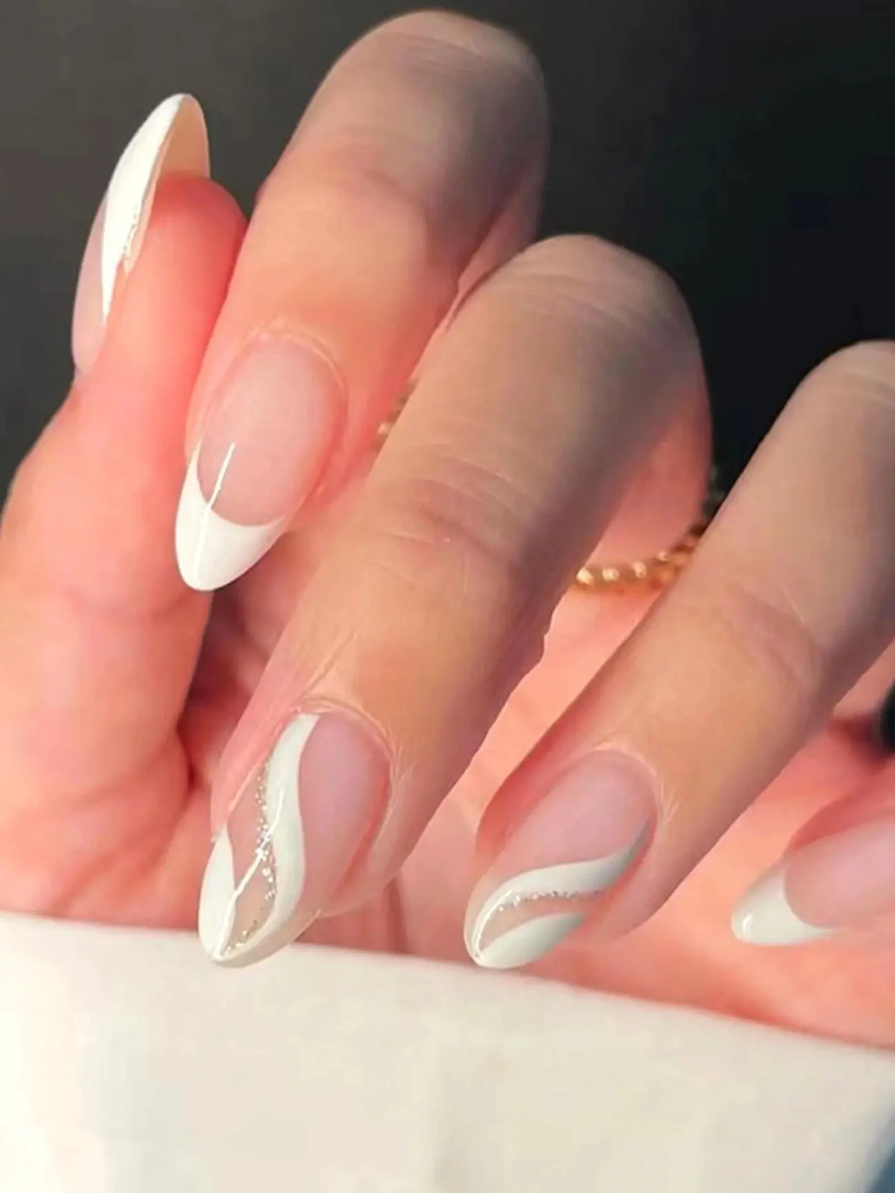 24 stuks amandel middelgrote kunstnagels, witte Franse puntige kunstnagels met een glanzend vortexontwerp, volledige dekking van glans - afbeelding 2