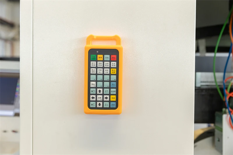 RAYMAX Hot Sale Cnc Fiber Light Cutting Machine Economical Price Plate And Tube Integrated Light Cutting Machine