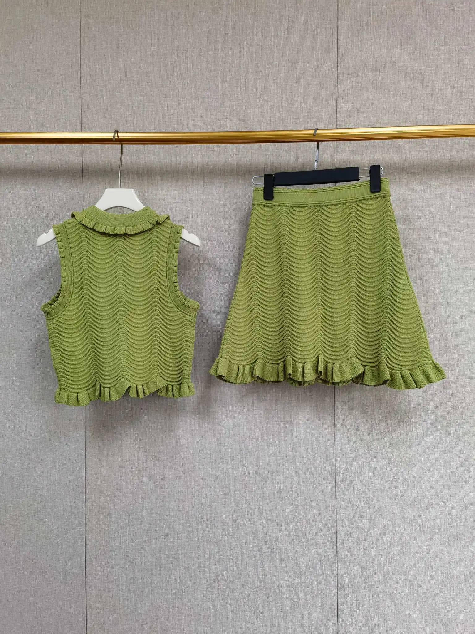 

Sleeveless olive green set wave pattern knitted vest vest vest+half skirt French niche new 2024 summe rtwo piece set club