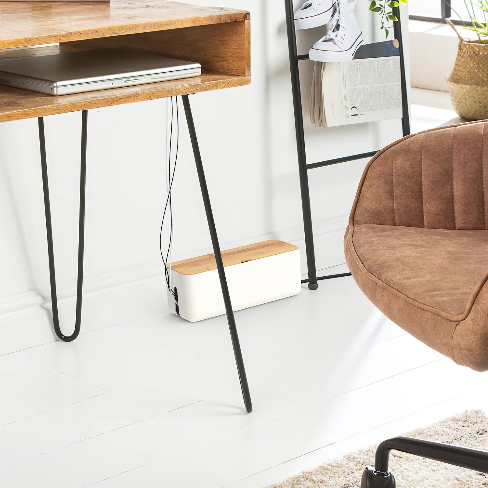 حامل تخزين شريطي منظم كابل الشحن مع نظام إدارة السلك لتنظيف المكتب وحماية قطاع الطاقة