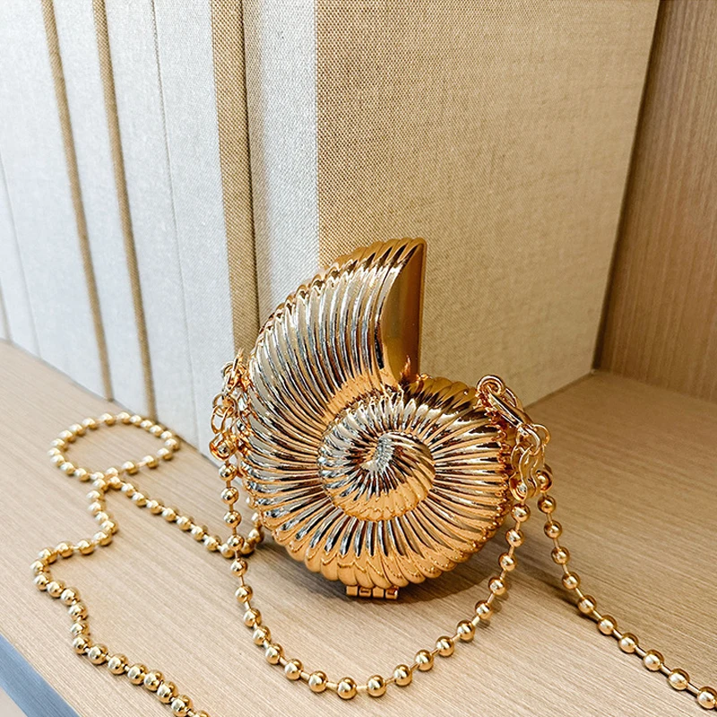 Bolso de hombro con diseño creativo de concha de Metal para mujer, bandolera con cadena de acrílico, plateado y dorado, Mini monedero con pintalabios, 2024