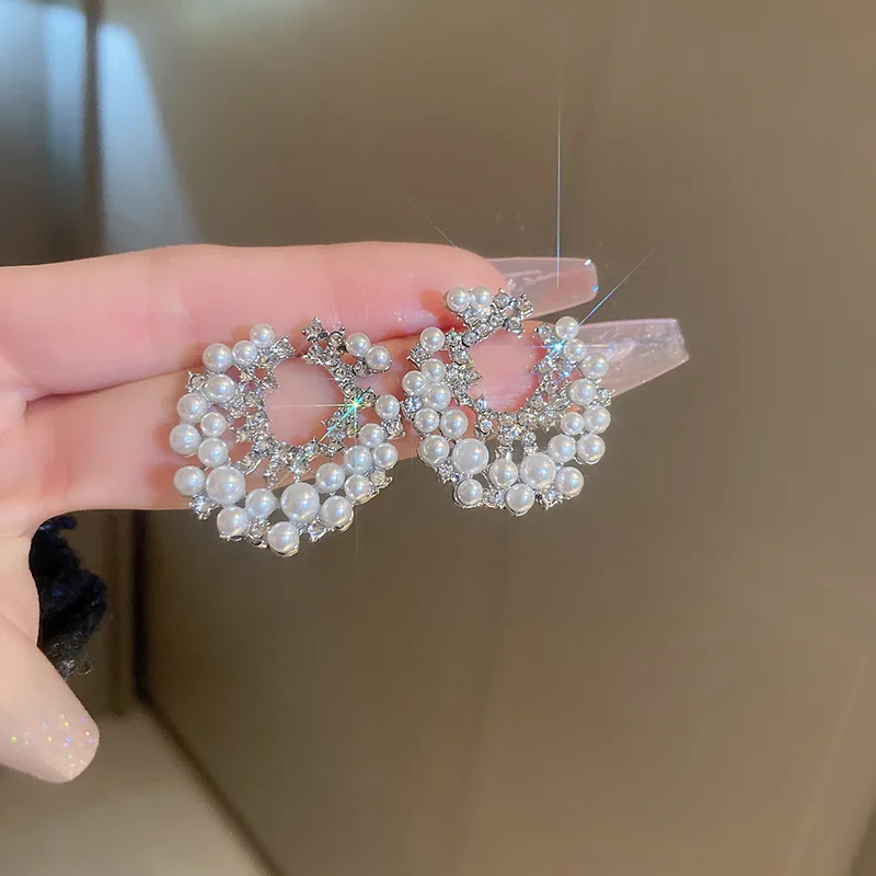Gentle White Imitation Pearl Stud Earrings French Hollow Out C-shaped Nail Earring for Women Temperament Wedding Party Jewelr K