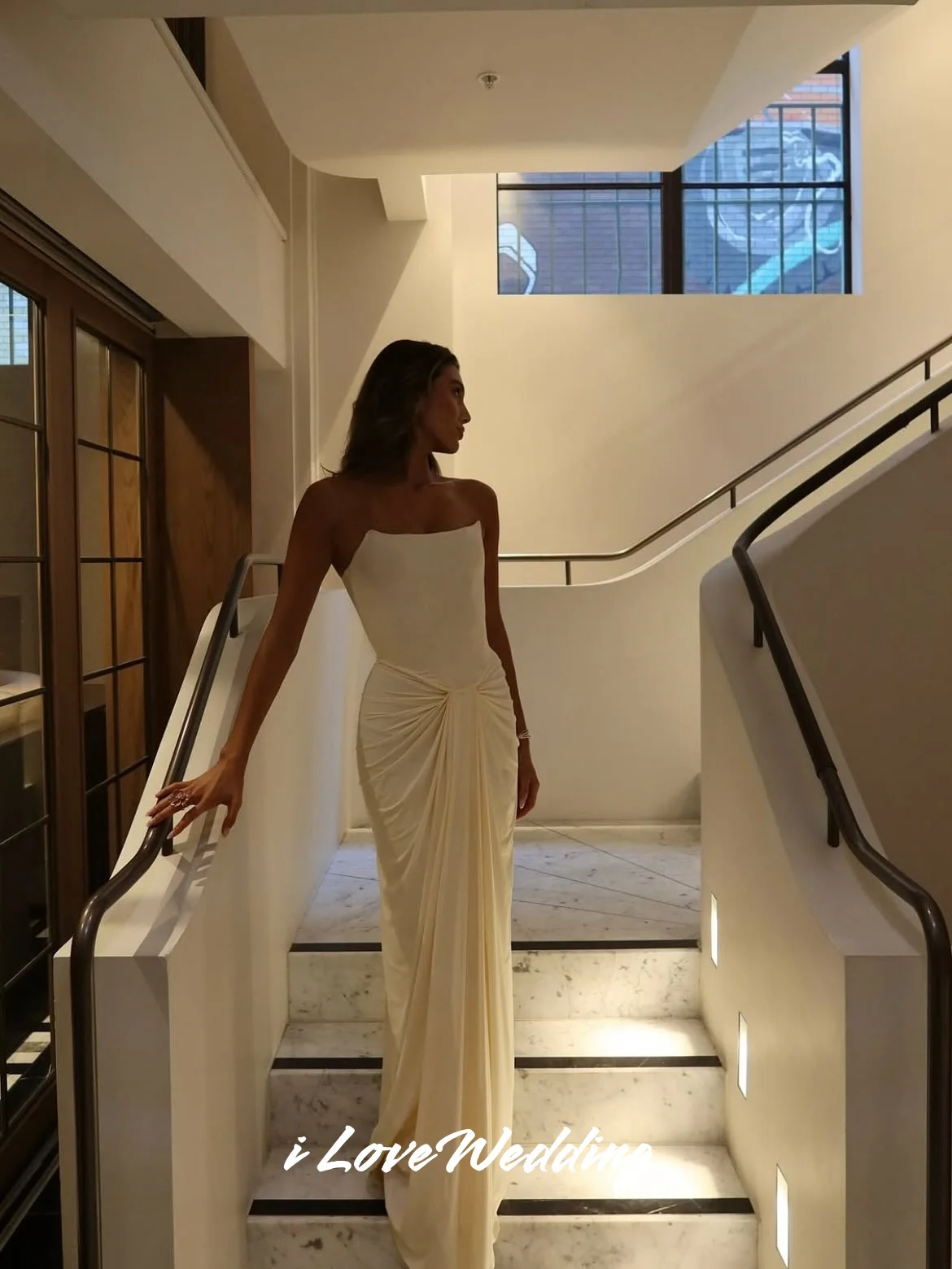 Gaun Malam Tanpa Tali Beige 2025 Gaun Prom Tanpa Lengan Model Duyung Panjang Lantai Gaun Pesta Pernikahan Elegan Berlipit Dapat Disesuaikan