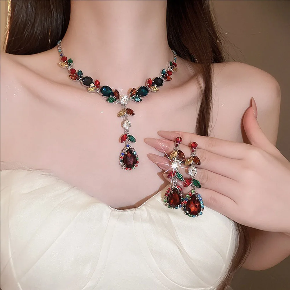 

Silvery Needle Colored Zircon Leaf Earrings Necklace Retro Court Style Collarbone Chain Exquisite And High-end Jewelry Set