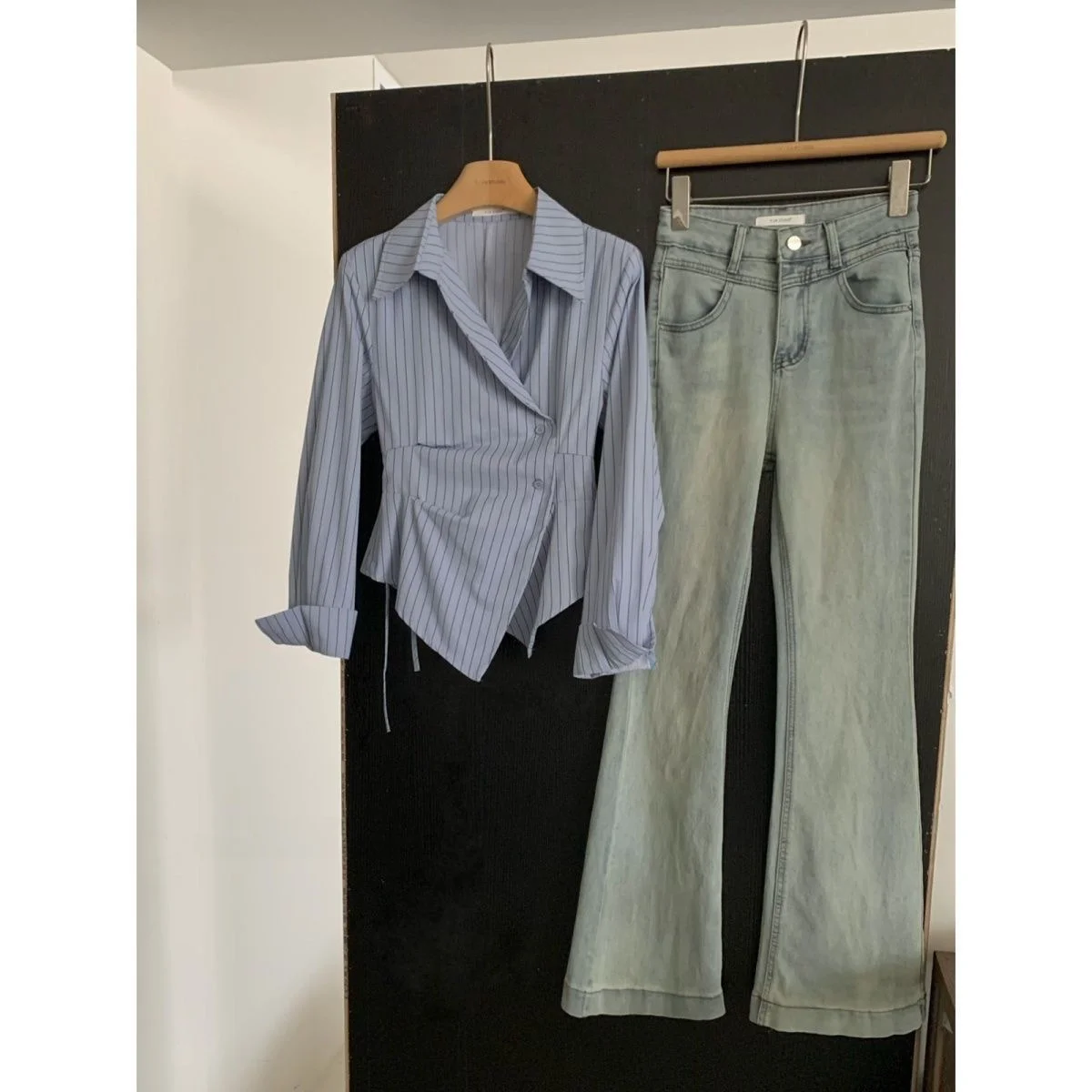 قميص نسائي بتصميم كوري عصري، قصير بخصر ضيق وقصة غير متماثلة، متعدد الاستخدامات، بنمط مخطط، أنيق ومناسب للعمل. #2