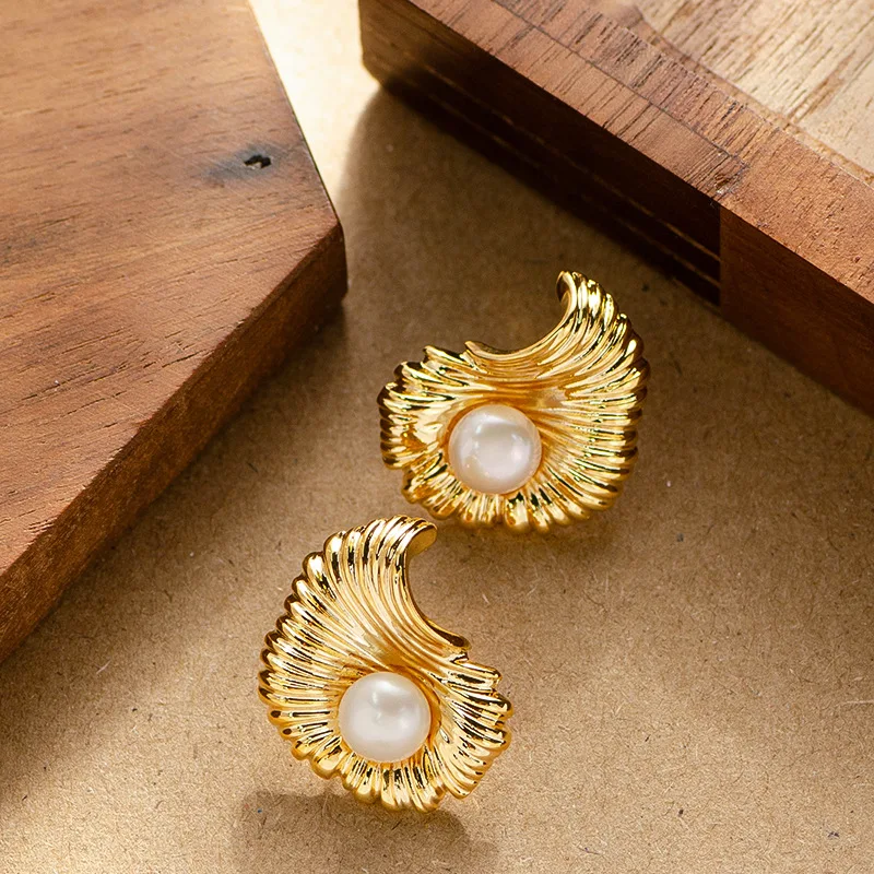 

Fashionable Classic Irregular Metal Shell Threaded Pearl Women's High End Earrings Luxury S925 Silver Needle Jewelry