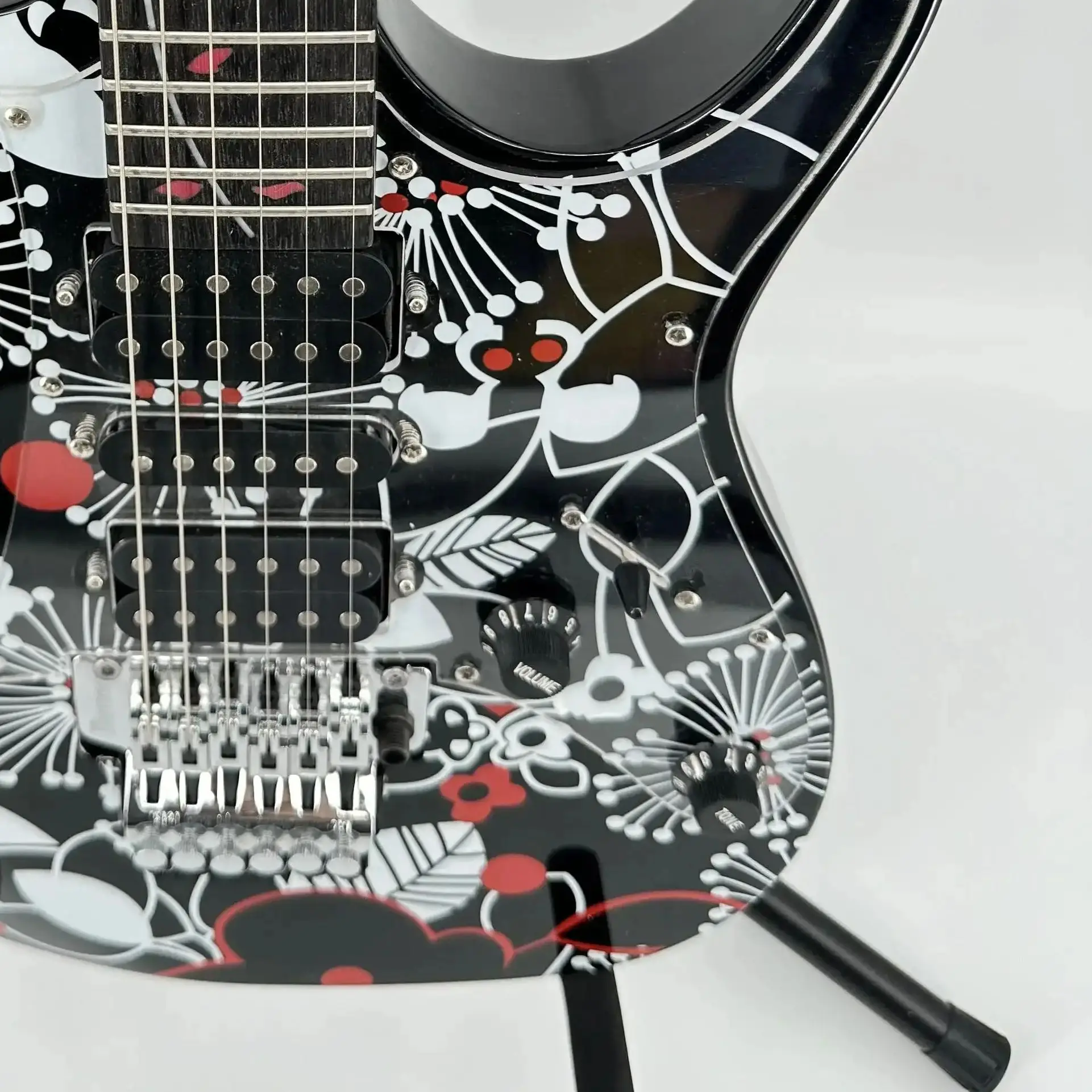 جيتار كهربائي أسود مع زهور بيضاء - عرض الصورة الجسدية - جسم خشبي - لوح فريتس من الخشب الأحمر - هدية تحت عنوان الجيتار - شحن مجاني #5