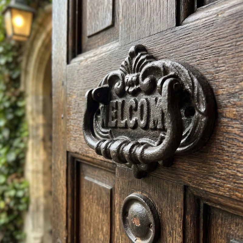 Vintage European Cast Iron Welcome Door Knocker Wall Ornament Retro Metal Door Decor for Villa Homestay Entry Porch Decoration