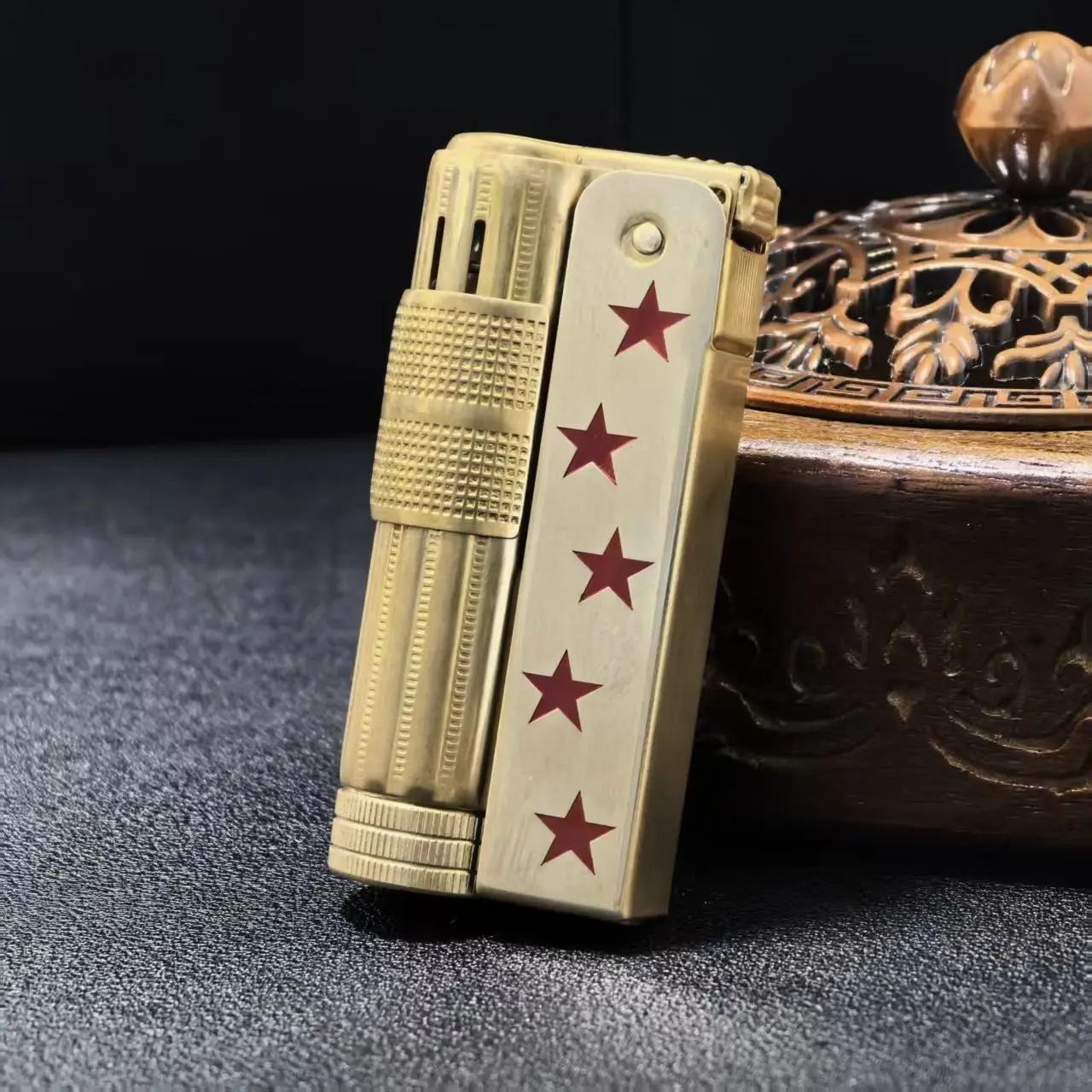 

IMCO Classic 6700 Pocket Lighter vintage Thick Brass Body Enamel Red Stars Kerosen e Fuel Brass Insert Oil Chamber Gift for Men