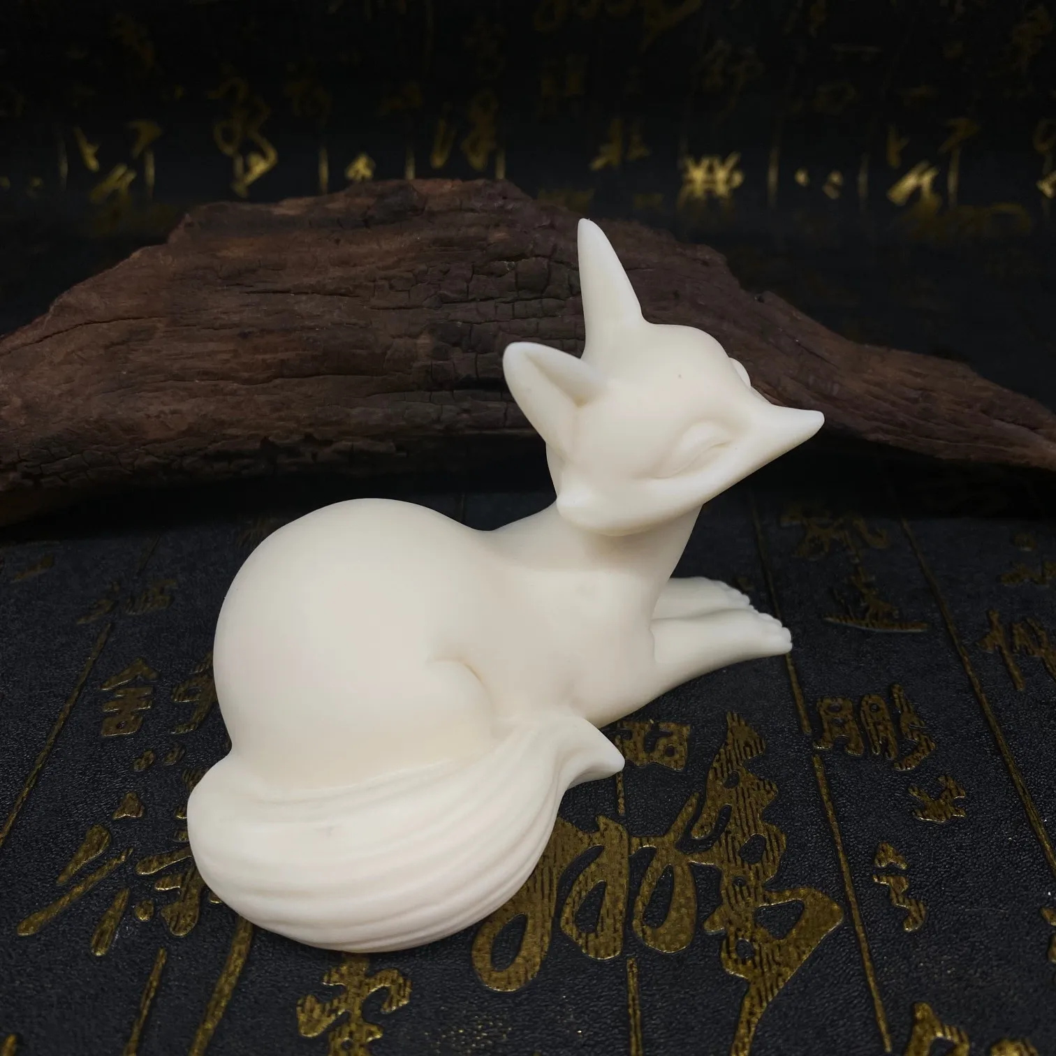 Hand Carved Tagua Nut Nine Tailed Fox Figurine Cute Animal Tea Pet Fish Tank Decor Car Ornament Wenwan Craft Collection Gift