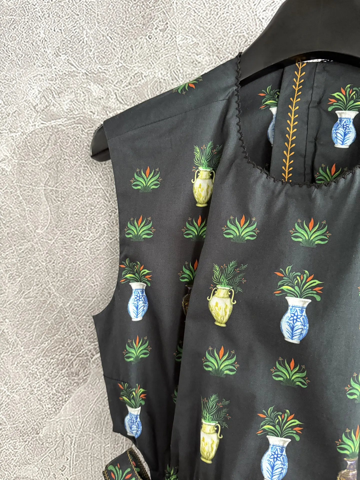 فستان قصير بخصر مقطوع على نباتات خضراء عالية الجودة بدون أكمام