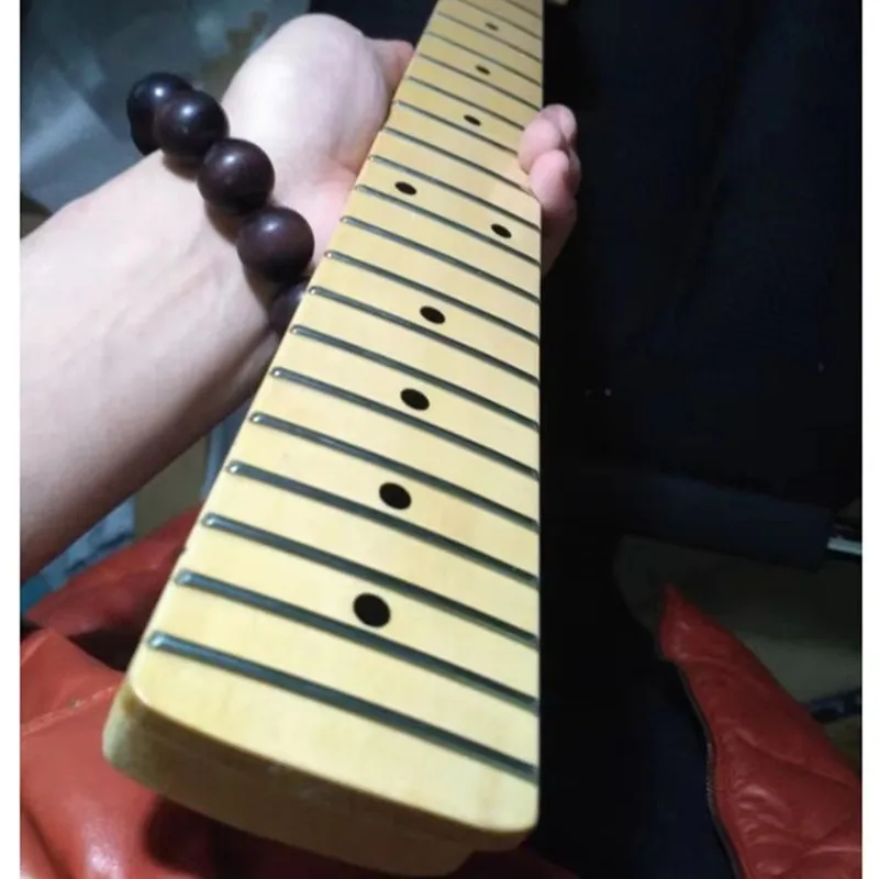 21 22 Bünde Ahorn E-Gitarrenhals Ahorn Griffbrett Einlegearbeit Punkte Glänzende Lackierung Gitarrenzubehör Teile – Detail 5