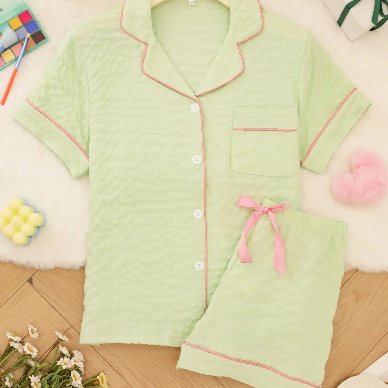 

Нежный светло-зеленый пижамный комплект из текстурированного крепа для женщин с воротником-лацканом и шортами с короткими рукавами, в корейском стиле, для комфортного домашнего отдыха.