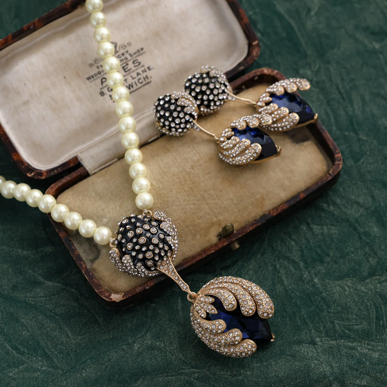 

Vintage Luxury Pearl Necklace Sweater Chain Collarbone Pendant Earrings Silver Needle Women's Jewelry Set