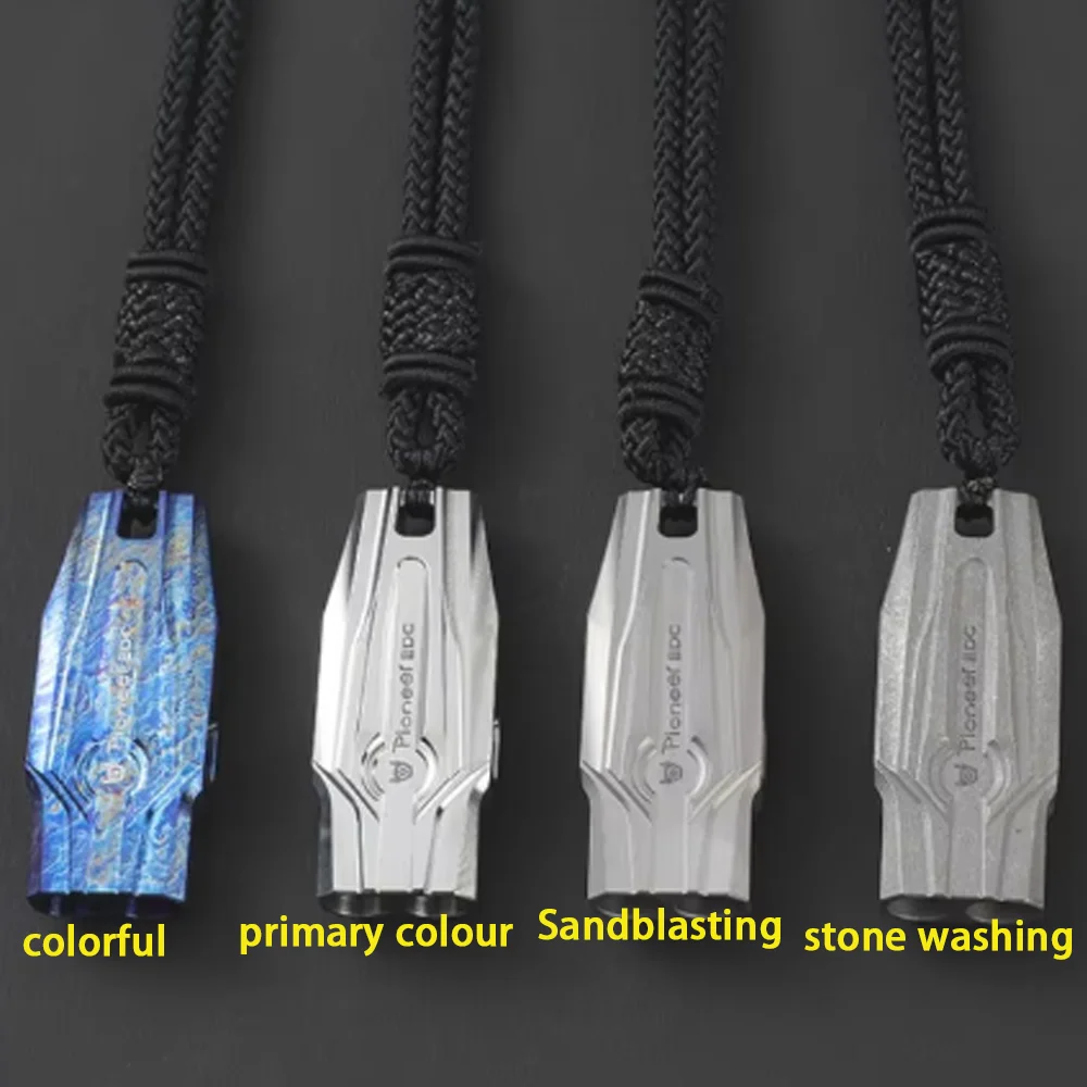 

Свисток из титанового сплава, точечное обучение выживания на открытом воздухе, поставки высокочастотного свистка рефери с высоким децибелом, кулон