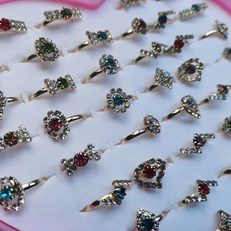 ΠΡΠΈΠ³ΠΈΠ½Π°Π»ΡΠ½ΠΎΠ΅ ΠΊΠΎΠ»ΡΡΠΎ ΠΏΡΠΈΠ½ΡΠ΅ΡΡΡ Π² ΡΠΎΡΠΌΠ΅ ΡΠ΅ΡΠ΄ΡΠ° Ρ Π±Π°Π½ΡΠΎΠΌ ΠΈ Π³Π΅ΠΎΠΌΠ΅ΡΡΠΈΡΠ΅ΡΠΊΠΈΠΌ ΡΠΈΡΡΠ½ΠΊΠΎΠΌ, ΠΌΠΈΠ»ΡΠ΅ ΡΠΊΡΠ°ΡΠ΅Π½ΠΈΡ, ΡΠΎΠΆΠ΄Π΅ΡΡΠ²Π΅Π½ΡΠΊΠΈΠ΅ ΠΏΠΎΠ΄Π°ΡΠΊΠΈ, ΠΊΠΎΠ»ΡΡΠΎ Π½Π° ΠΏΠ°Π»Π΅Ρ ΠΡΠΈΠ³ΠΈΠ½Π°Π»ΡΠ½ΠΎΠ΅ ΠΊΠΎΠ»ΡΡΠΎ ΠΏΡΠΈΠ½ΡΠ΅ΡΡΡ Π² ΡΠΎΡΠΌΠ΅ ΡΠ΅ΡΠ΄ΡΠ° Ρ Π±Π°Π½ΡΠΎΠΌ ΠΈ Π³Π΅ΠΎΠΌΠ΅ΡΡΠΈΡΠ΅ΡΠΊΠΈΠΌ ΡΠΈΡΡΠ½ΠΊΠΎΠΌ, ΠΌΠΈΠ»ΡΠ΅ ΡΠΊΡΠ°ΡΠ΅Π½ΠΈΡ, ΡΠΎΠΆΠ΄Π΅ΡΡΠ²Π΅Π½ΡΠΊΠΈΠ΅ ΠΏΠΎΠ΄Π°ΡΠΊΠΈ, ΠΊΠΎΠ»ΡΡΠΎ Π½Π° ΠΏΠ°Π»Π΅Ρ