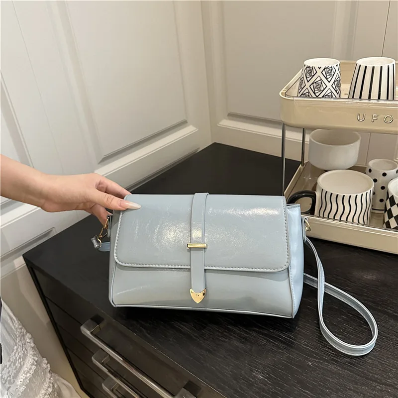 

2025 Autumn Vintage Messenger Bag Large Capacity Crossbody Purse for Women Niche Shoulder Tote Luxe Bag Retro Commuter Bag​
