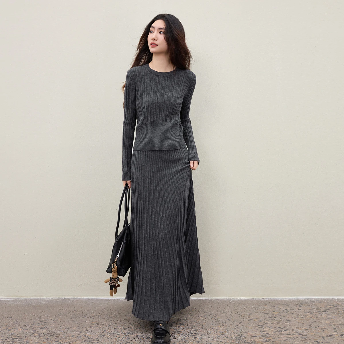 ชุดเซ็ตสองชิ้นถักนิตติ้งสำหรับผู้หญิง SENTUBILA รุ่นปี 2025 เสื้อแขนยาวทรงเข้ารูป กระโปรงยาวทรงแม็กซี่ สไตล์ลำลอง ชุดเข้าชุดสำหรับผู้หญิง รุ่น W54ZF5833