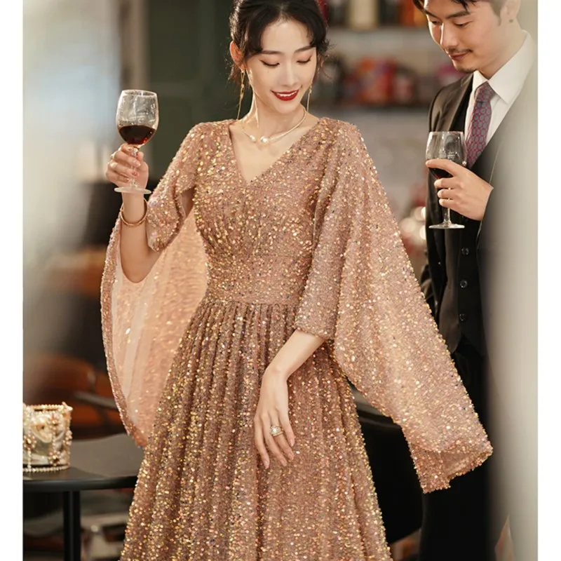 

Golden feminine temperament banquet light luxury niche sequins will host the performance of long dress