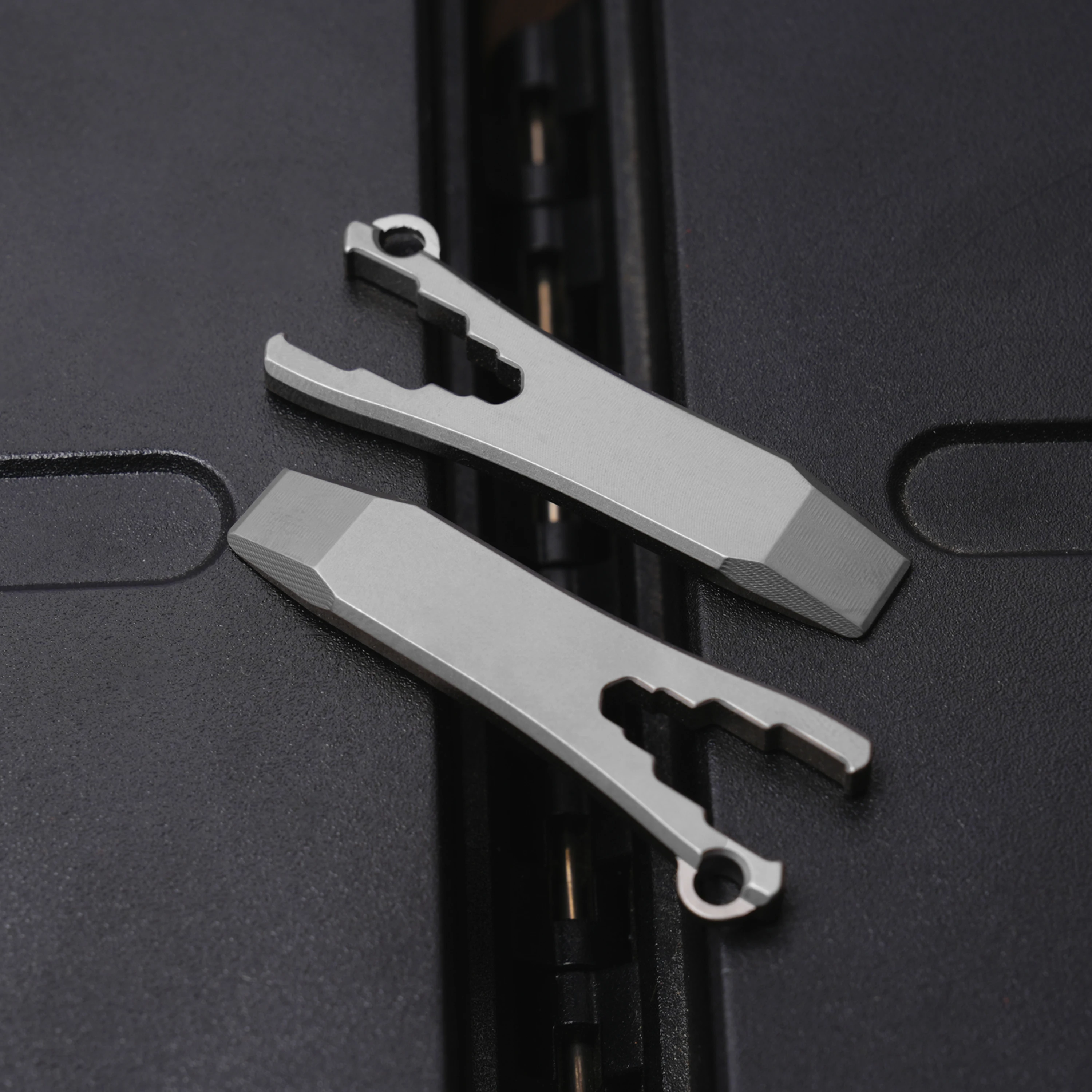 TGZUO Titanium Alloy Mini Pendant Titanium Alloy Small Pry Bar Tool For Prying Cans