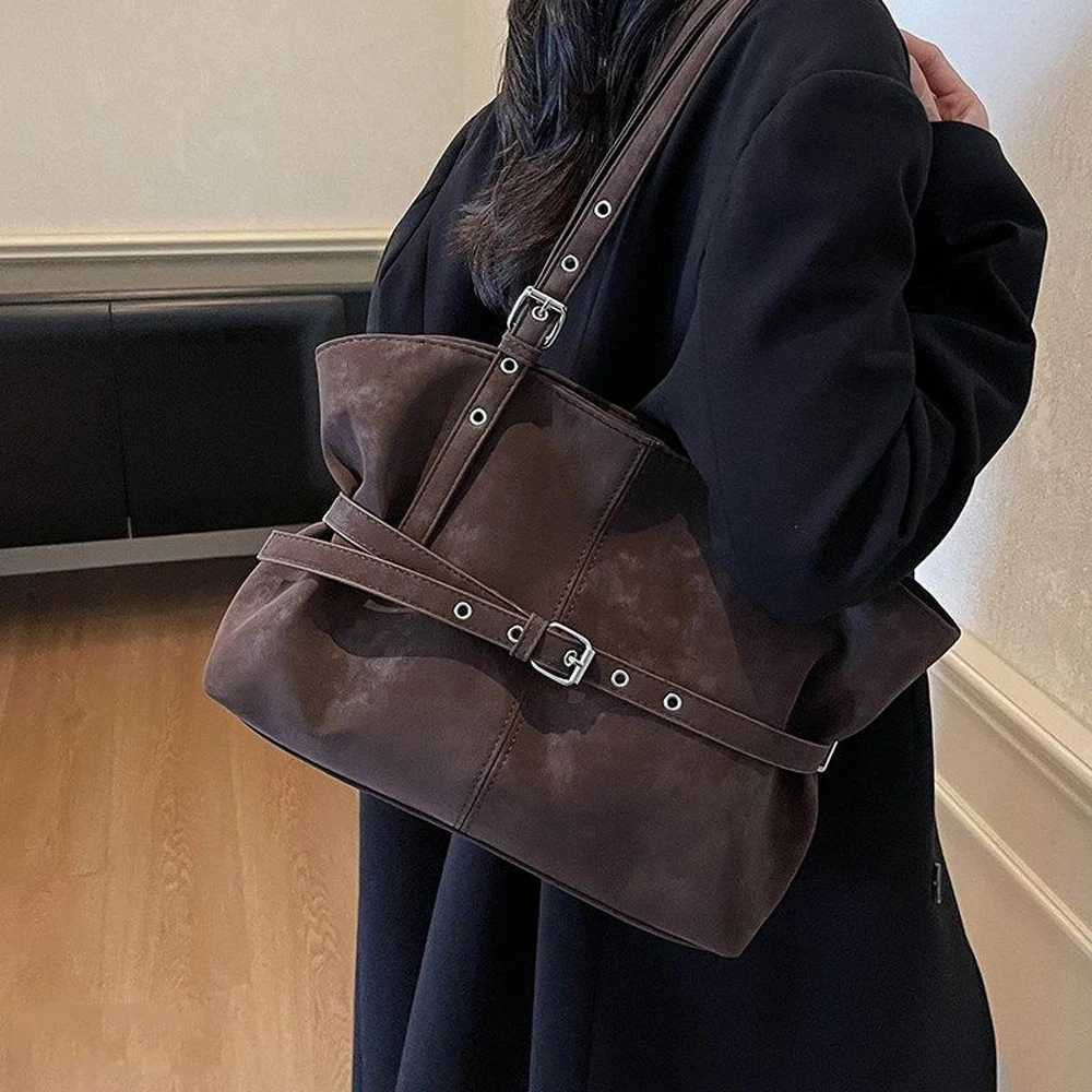 Eine einfarbige Tragetasche mit Gürtelschnalle, im Vintage-Stil, mit großem Fassungsvermögen, ideal für den täglichen Gebrauch und zum Einkaufen in der Stadt, modisch und vielseitig einsetzbar, im Herbst-/Winterstil, Damen-Umhängetasche, Damen-Handtasche, Damen-Tragetasche. – Detail 2