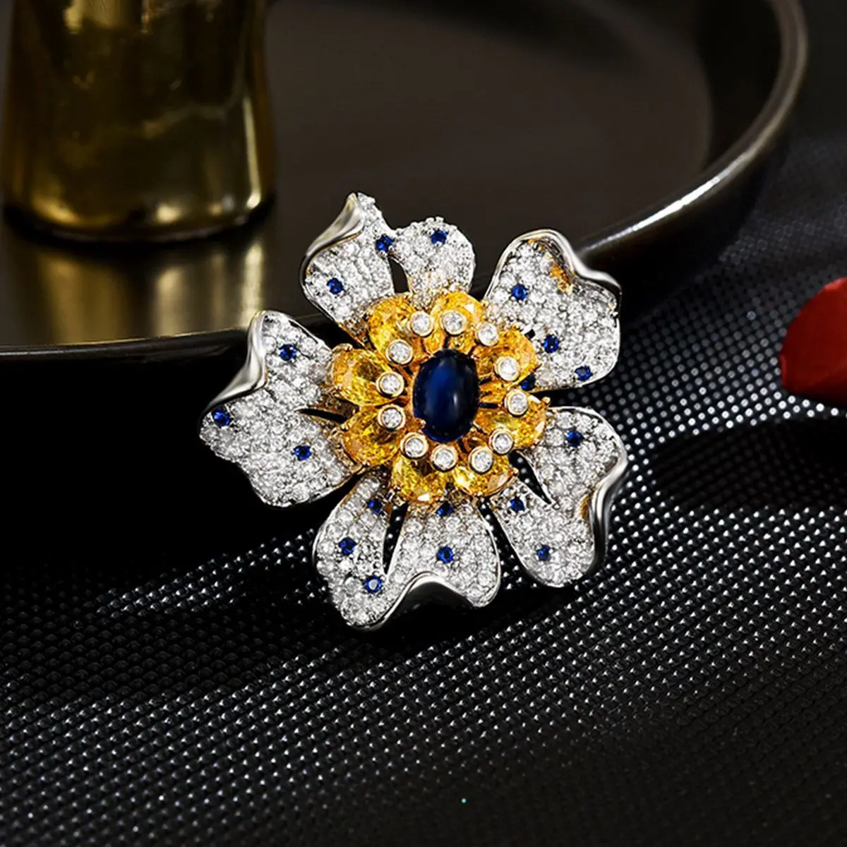 New Luxury Color Rhinestone Hollow Flower Brooch Vintage Minimalist All-Match Shirt Anti-Exposure Pin