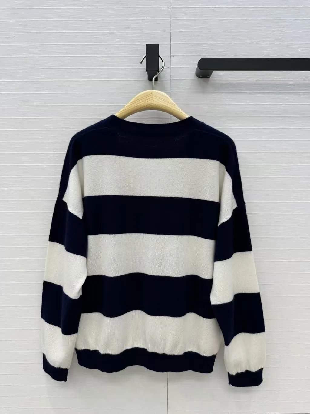 Women's autumn and winter contrasting striped cashmere V-neck loose shoulder short knit cardigan new style