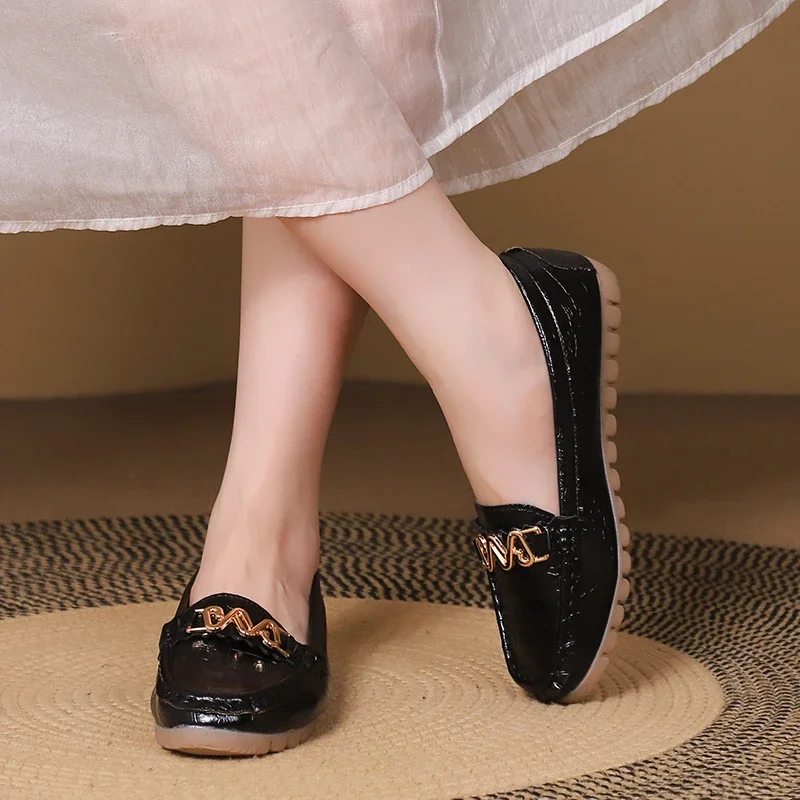 Women's Spring and Autumn Casual Soft-soled Comfortable Flat Shoes 2026 New Solid Color Non-slip Metal Decorated Low-top Shoes