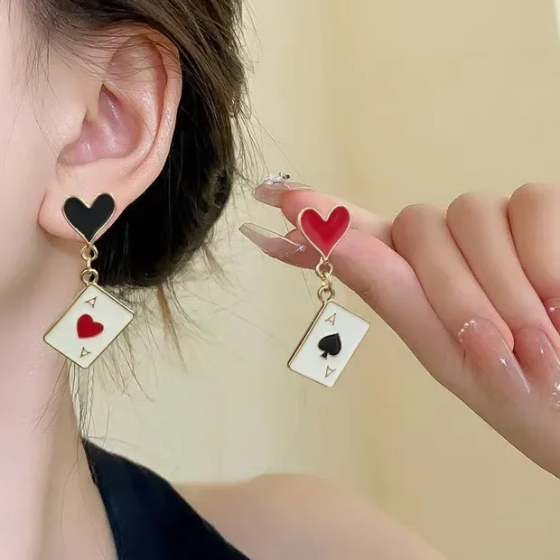 Pendientes divertidos con forma de reloj y cartas de juego, pendientes de cartas de Alicia en el País de las Maravillas con corazones y as de picas, joyería para mujer