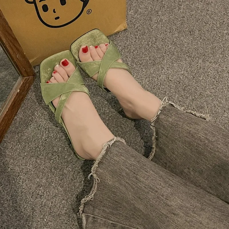 شباشب صيفية جديدة على الطراز الفرنسي لعام 2025 ذات كعب عالي مربع مفتوح الأصابع أحذية نسائية مضخات جنسية