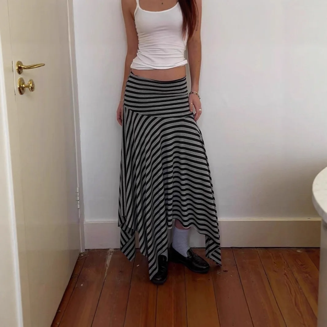 

European and American fashion women's retro striped skirt spice girls summer pleated fashion low waist irregular skirt.