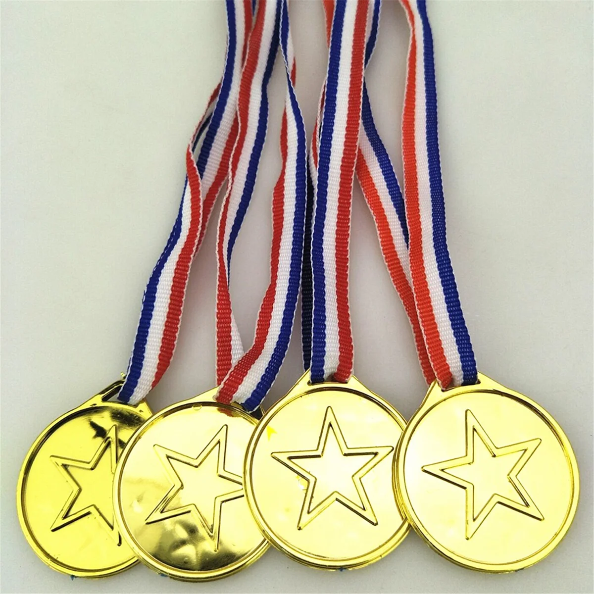 Paquete de BAAA-30 medallas ganadoras de plástico dorado, medallas de premio para niños, perfectas para deportes, competiciones y recuerdos de fiesta