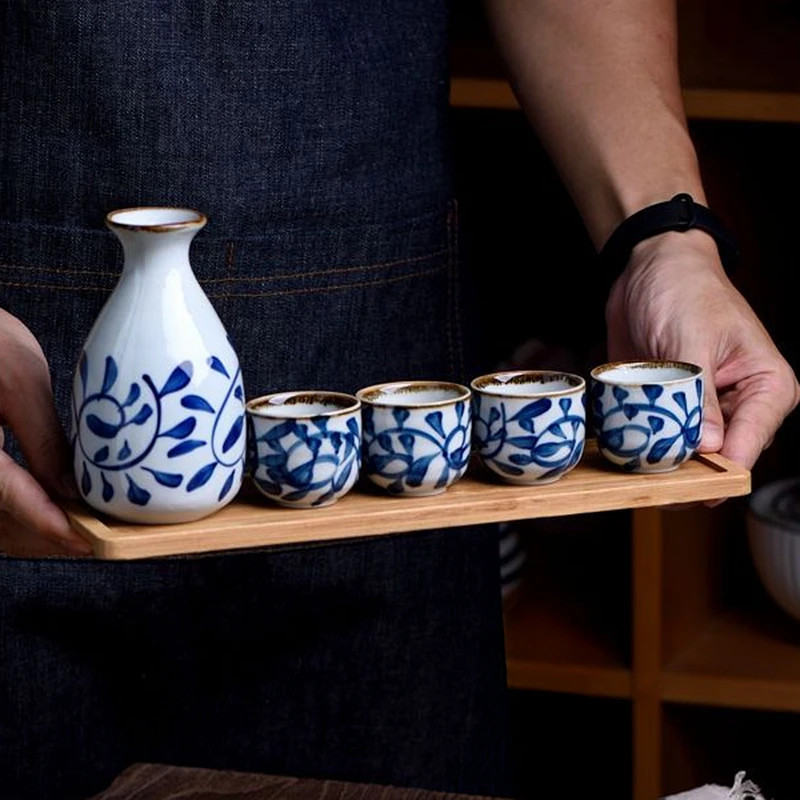 

Сервировочный набор японских сак из синего фарфора, расписанная вручную керамика Токенри и Охко с деревянным подносом, 4 чашки для вина + графин для сака