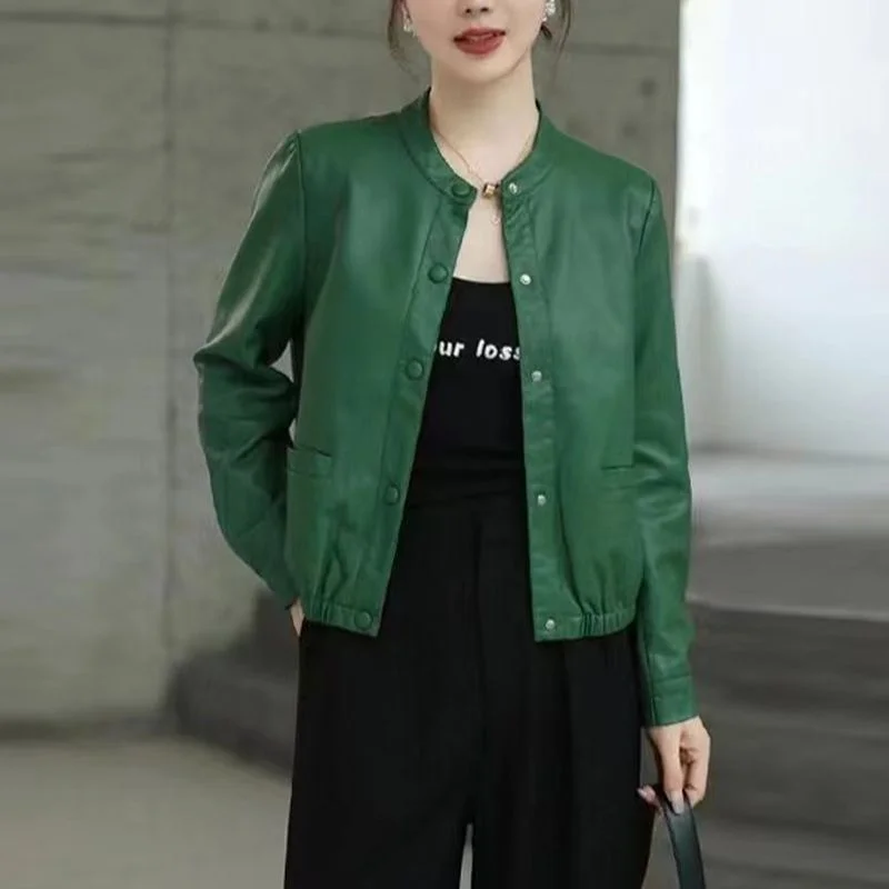 เสื้อแจ็คเก็ตหนังผู้หญิง ฤดูใบไม้ผลิ ฤดูใบไม้ร่วง 2026 รุ่นใหม่ แจ็คเก็ตหนังสั้น คอกลม แฟชั่น สไตล์นักขี่มอเตอร์ไซค์ เสื้อคลุมผู้หญิง