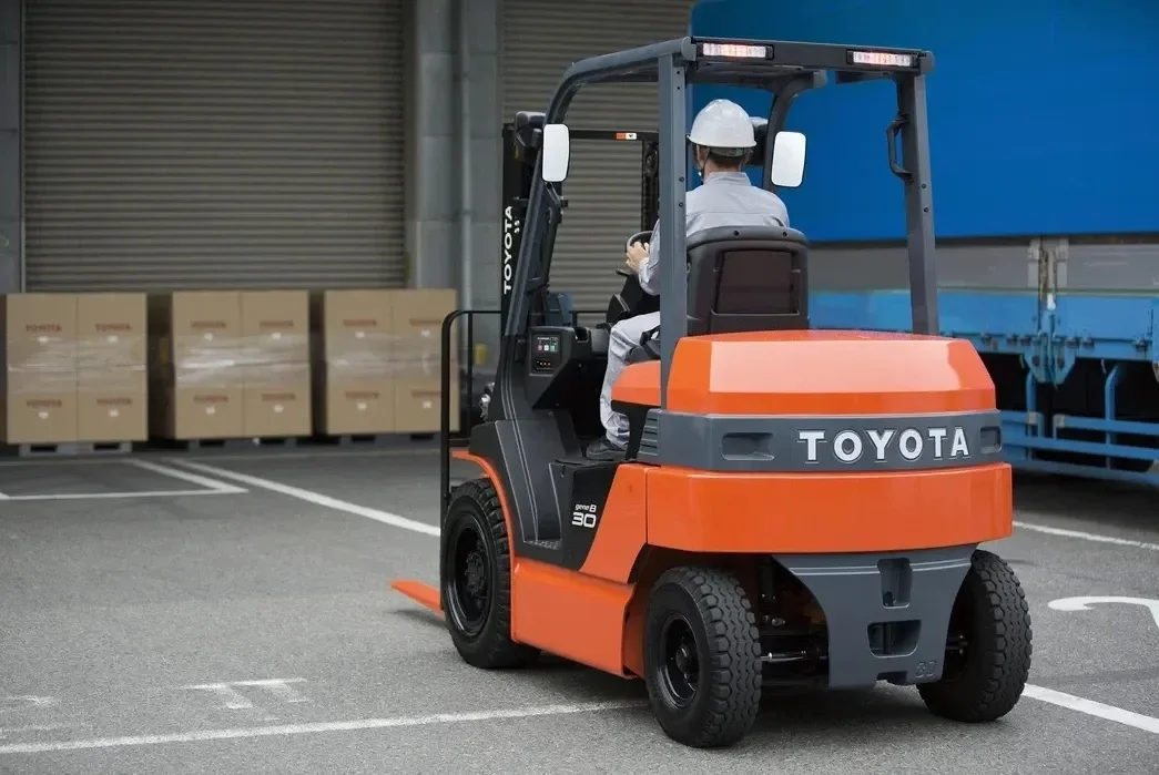 TOYOTA 8FB15 3300LB رافعة شوكية موازنة شاحنة كهربائية 4 عجلة 2 المرحلة الثلاثي الصاري LifePO4 بطارية للتخزين الداخلي