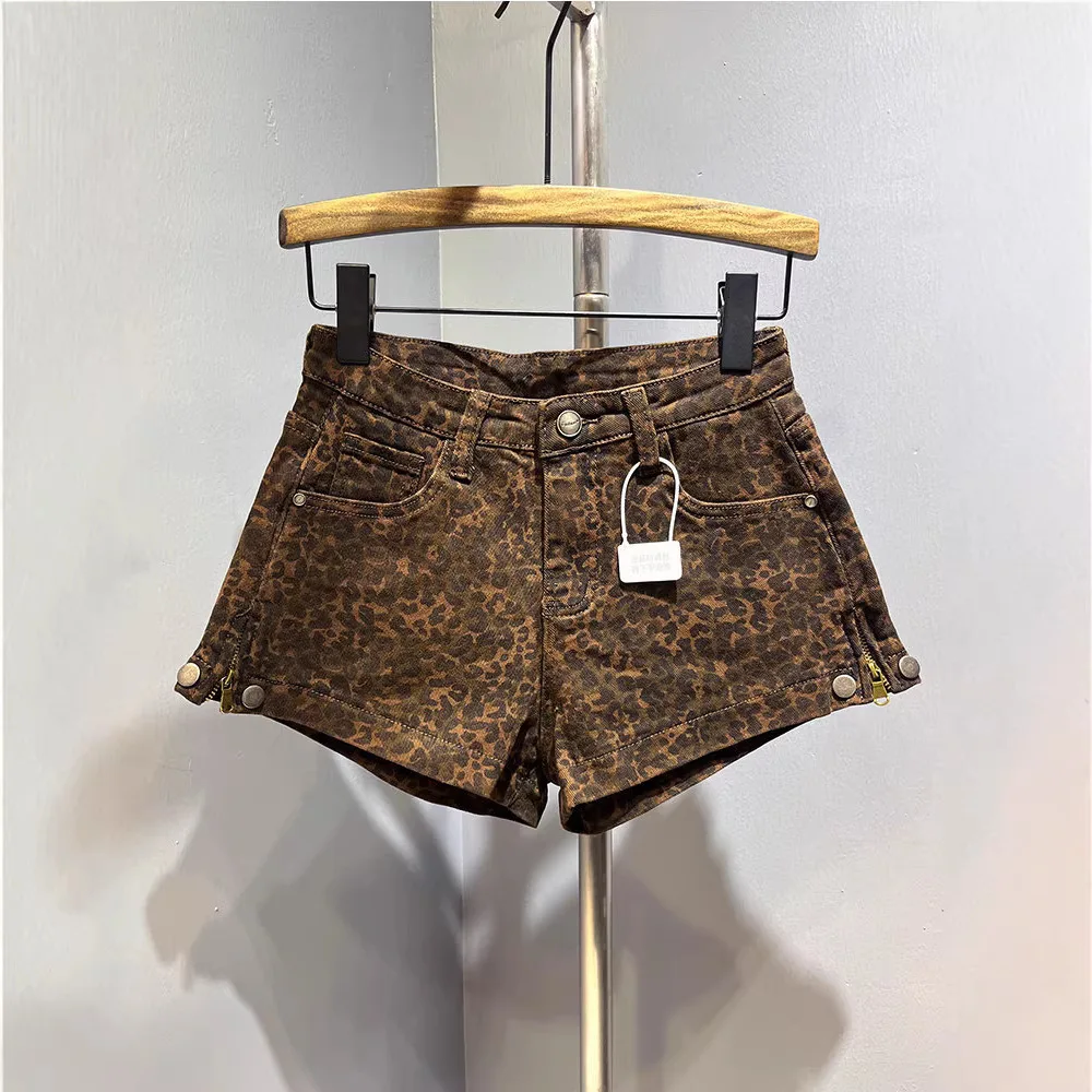 

Новые женские джинсовые шорты с леопардовым принтом 2026 года, с низкой посадкой, облегающие, в стиле Spice Girl, ультракороткие