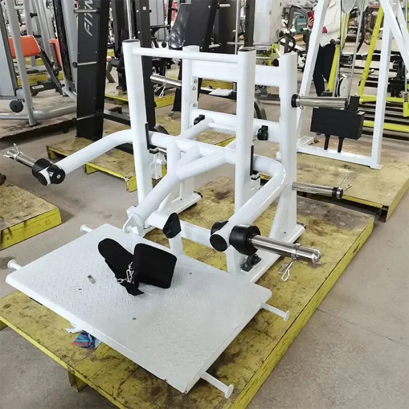 

Оборудование для домашнего спортзала: тяжелые диски, тренажер для ног, пояс для приседаний