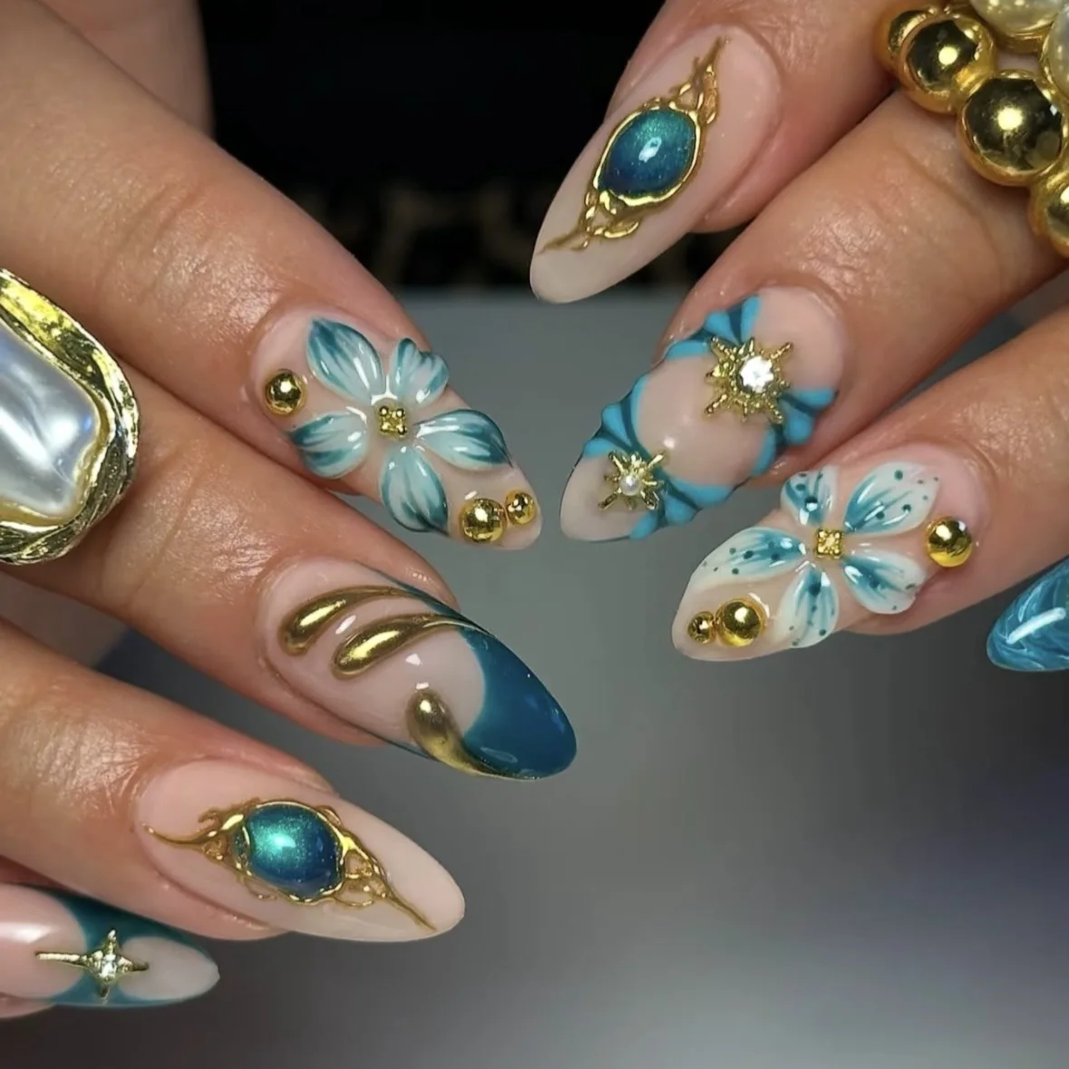 High-quality Tiffany blue gilt French wearable nail polish, a popular cross-border nail patch wholesale in Europe and America, versatile and hot girls view 3