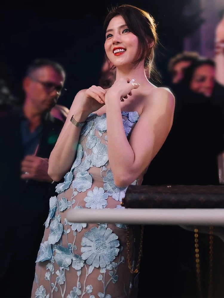 Vestido longo transparente bordado floral sem alças branco elegante – Vestido de noite de casamento de luxo para mulheres