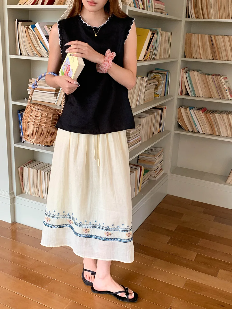 Sommerliche Damen-Weste in Unifarbe mit Rundhalsausschnitt und bestickter Spitze, ärmellos. – Detail 8
