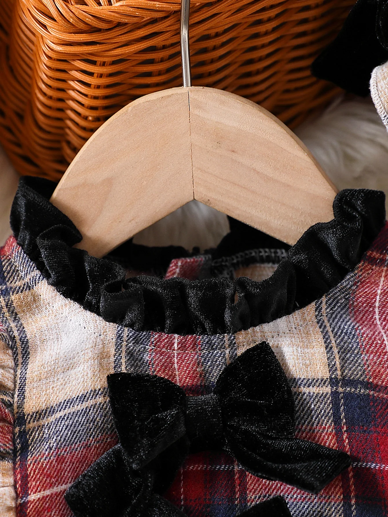 Modisches Kleid mit Karomuster, Spitzenkragen, Schleife am Rücken, unsichtbarem Reißverschluss und langen Ärmeln für Babymädchen (inklusive Hut), Herbst – Detail 4