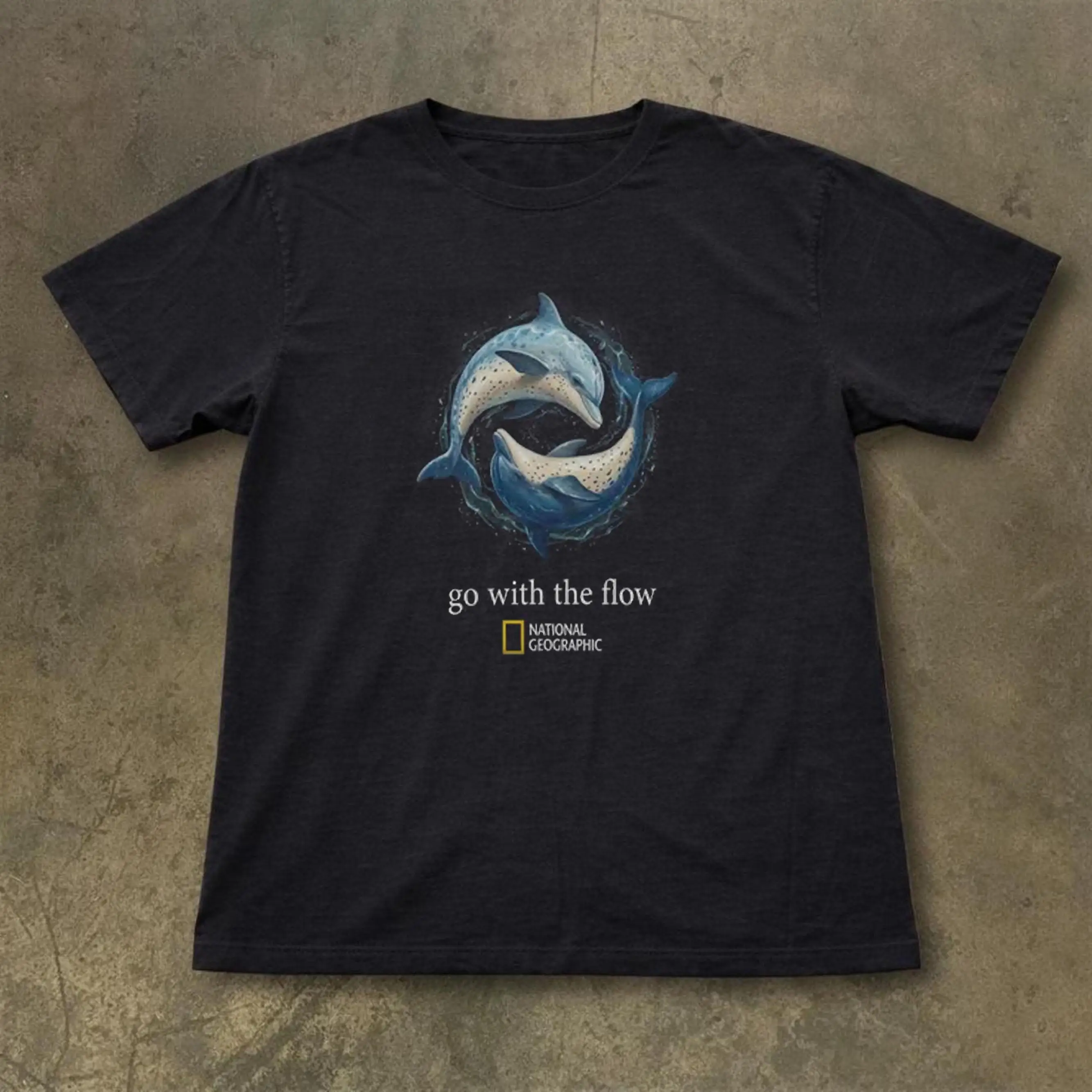 Schwarzes National Geographic Kurzarm-T-Shirt mit Delfinmuster und der Aufschrift „Go with The Flow“ aufgedruckt. – Detail 2
