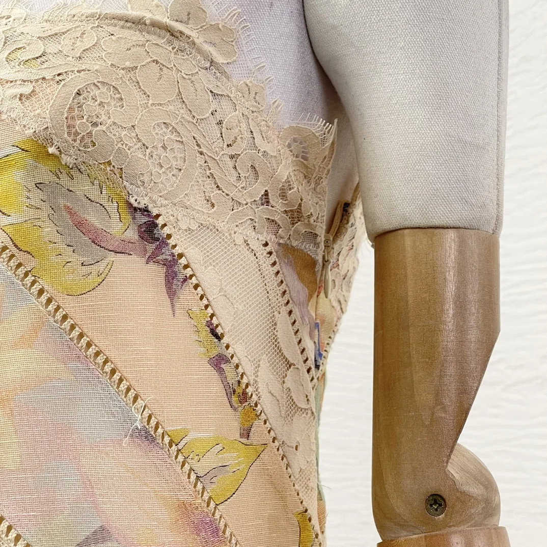 فستان ميدي بطباعة الأزهار بلون صور عصرية جديدة لعام 2025 بدون أكمام وظهر مكشوف وحاشية غير منتظمة