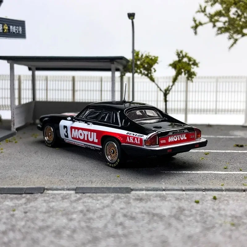 إينو 1:64 جاكوار XJ-S TWR # 3 نماذج محاكاة مصنوعة من السبائك، مجموعة ألعاب زخرفية للأطفال، لهدايا العيد للأطفال.