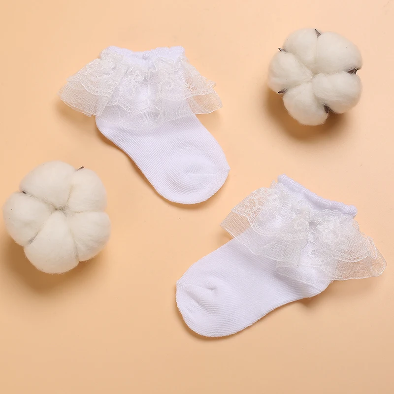 4 Paar süße Spitzen-Baumwoll-Babysocken für 0–1 Jahre alte Jungen und Mädchen, kurze Socken für Neugeborene, weiße Taufe – Detail 3