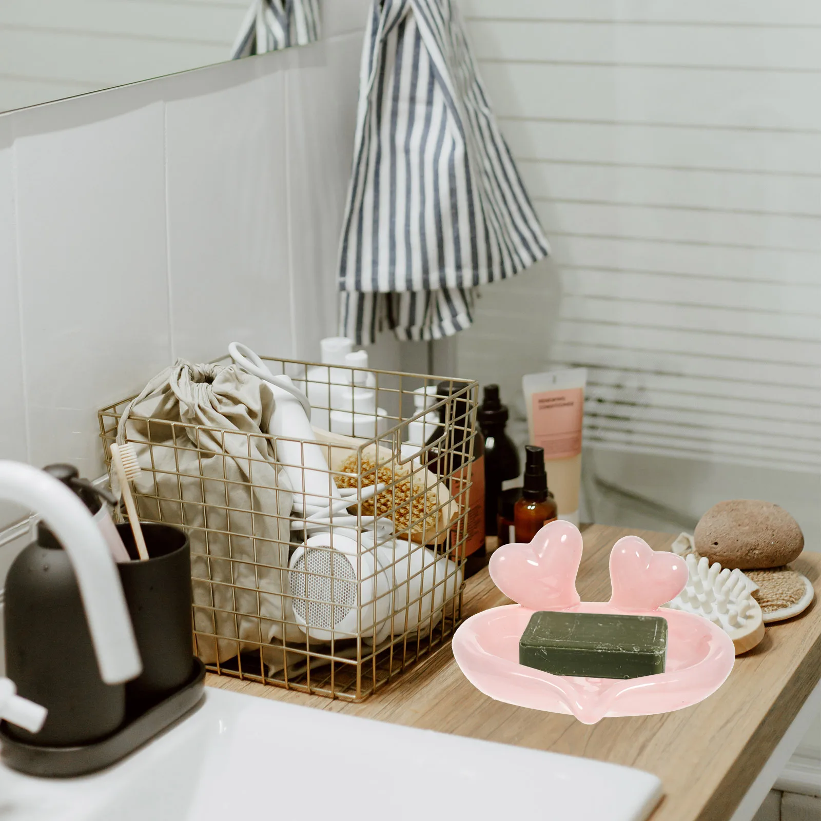 

Ceramic Soap Dish Cartoon Heart Style Draining Soap Container Bathroom Kitchen Laundry Room Decor Self Draining Holder