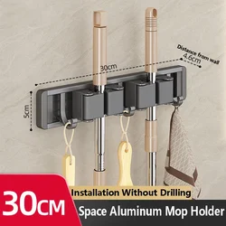 Organizador de pared resistente con ganchos para fregonas y escobas
